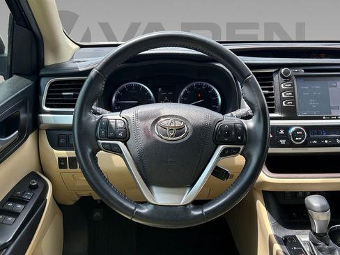 Used 2019 Toyota Highlander XLE FWD image 14