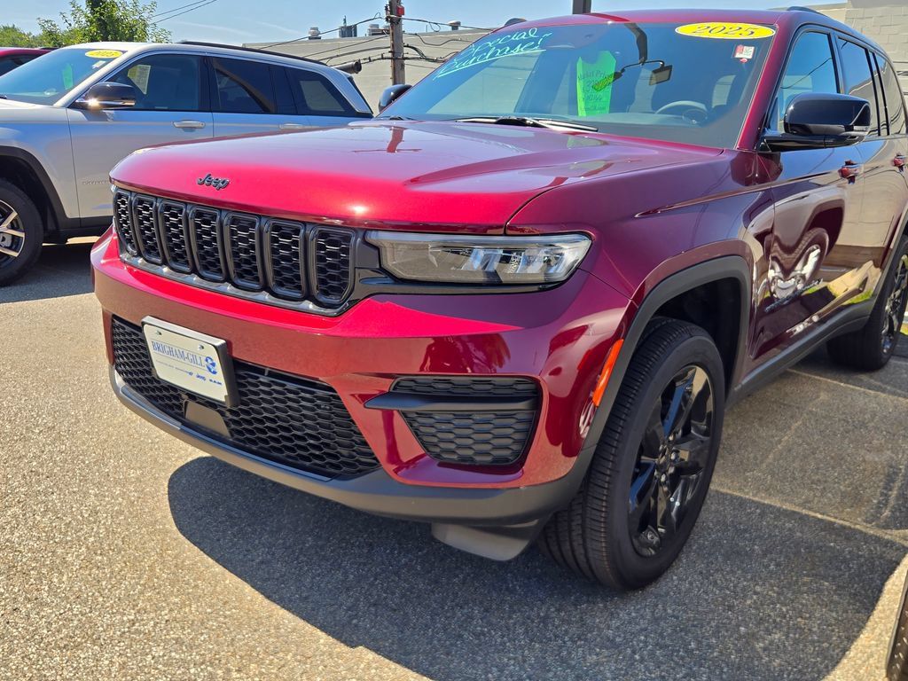 Used 2025 Jeep Grand Cherokee Altitude AWD/4WD image 2