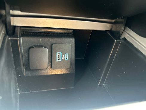 Used 2021 Ford Explorer XLT w/ Equipment Group 202A AWD/4WD image 30