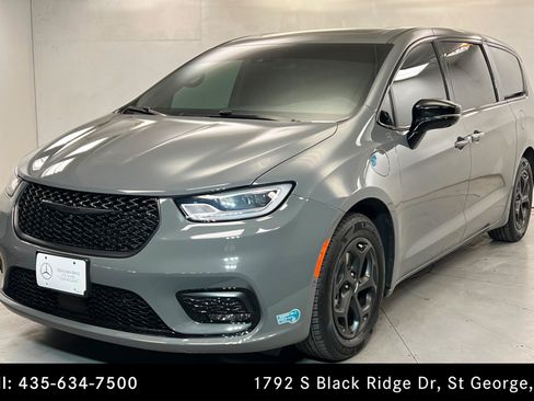 Used 2023 Chrysler Pacifica Limited w/ Uconnect Theater Family Group FWD image 1