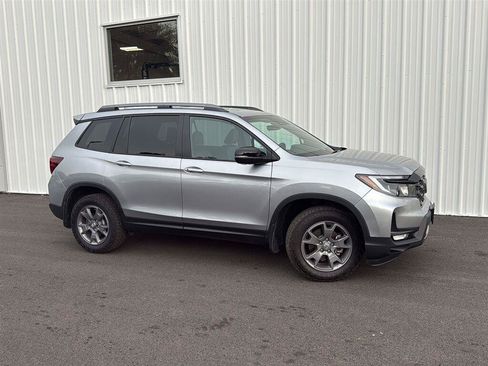 Used 2025 Honda Passport TrailSport image 2
