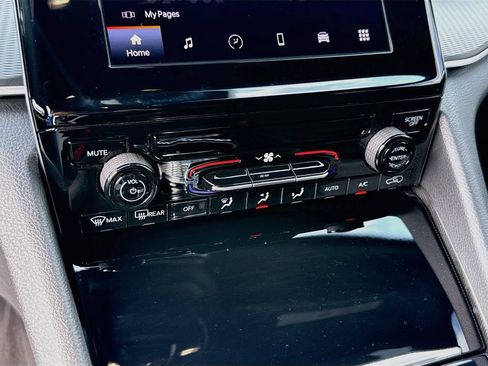 Used 2025 Jeep Grand Cherokee Laredo RWD image 15