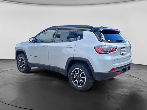 Used 2025 Jeep Compass Trailhawk w/ Trailer Tow Group AWD/4WD image 7