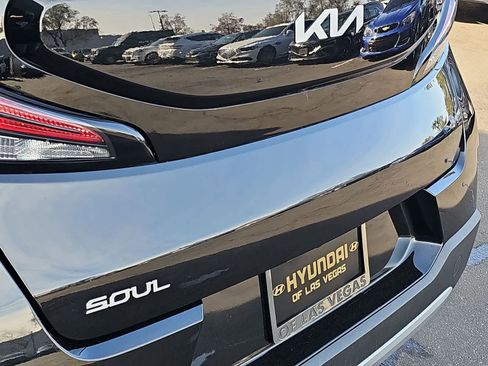 Used 2025 Kia Soul LX image 11