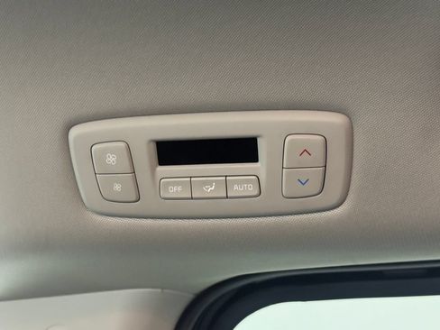 Used 2025 Kia Carnival FWD image 37