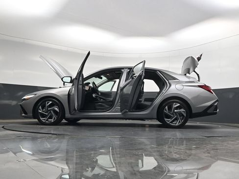 Used 2025 Hyundai Elantra Limited FWD image 43