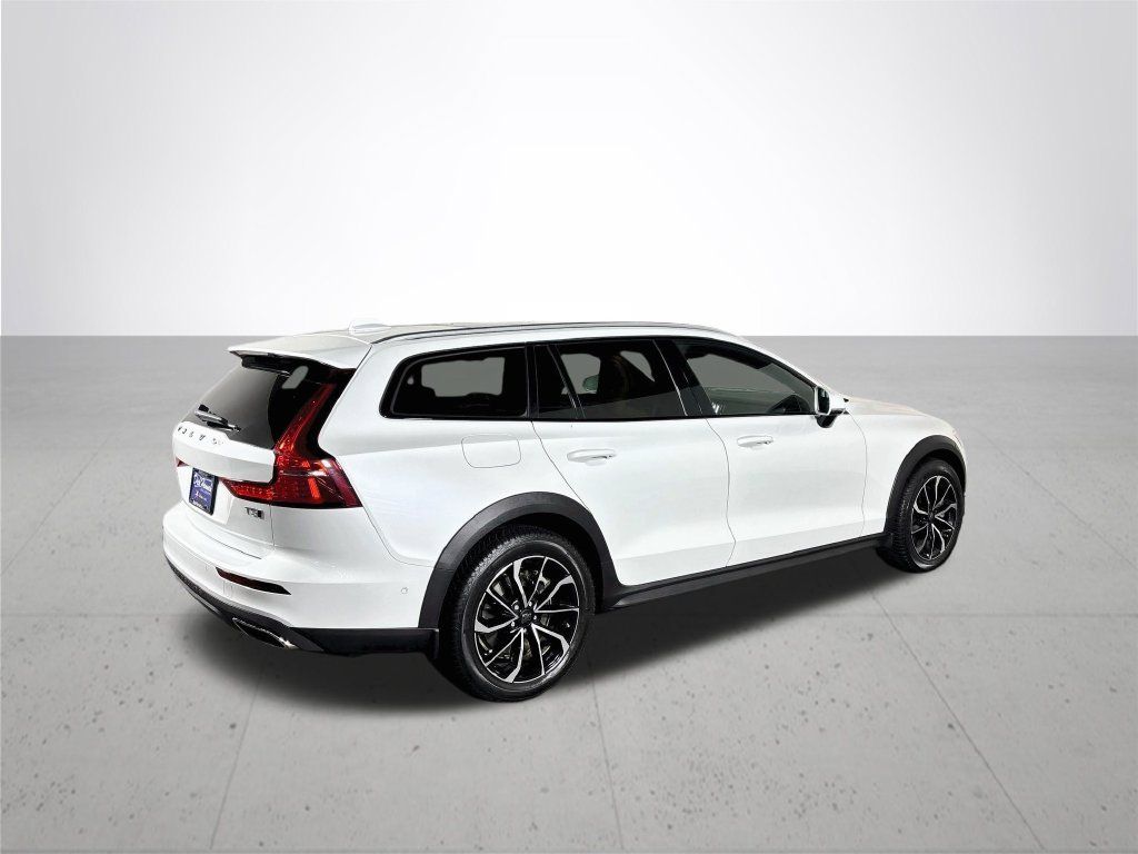 Used 2020 Volvo V60 T5 Cross Country AWD/4WD image 6