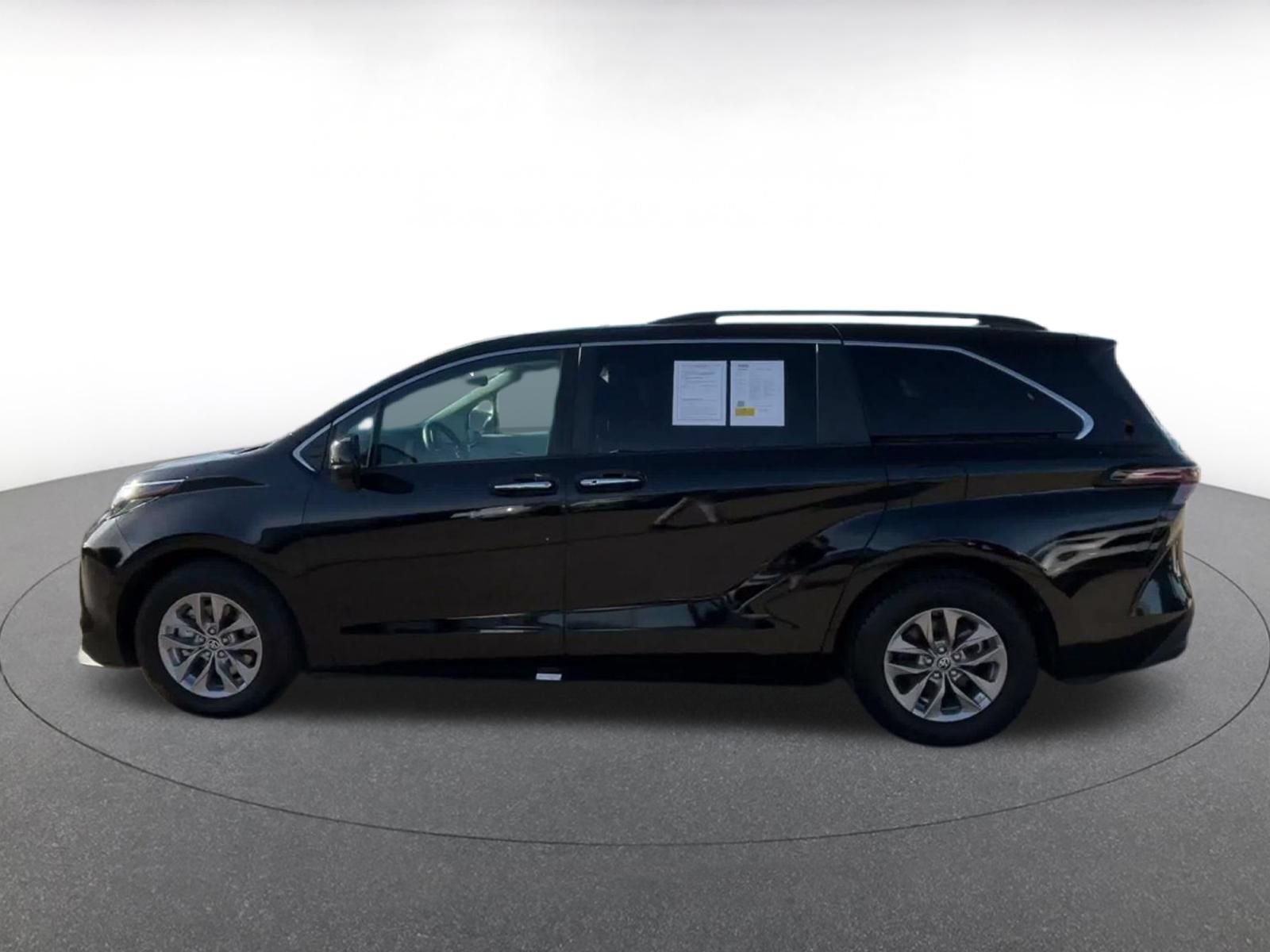 Used 2025 Toyota Sienna XLE FWD image 8