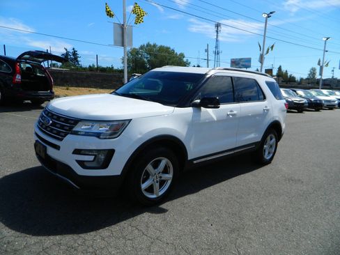 Used 2017 Ford Explorer XLT image 4