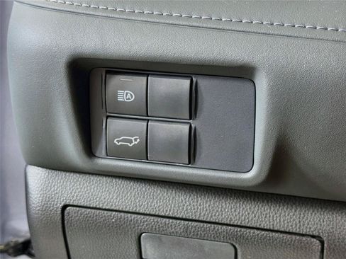 Used 2021 Toyota Highlander XLE FWD image 11