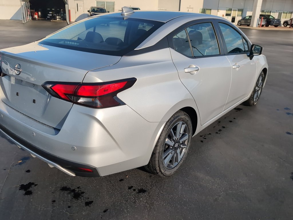 Used 2025 Nissan Versa SV FWD image 5