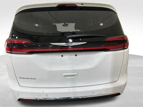 Used 2025 Chrysler Pacifica Select image 4