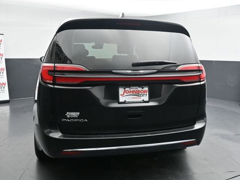 Used 2024 Chrysler Pacifica Touring-L image 7
