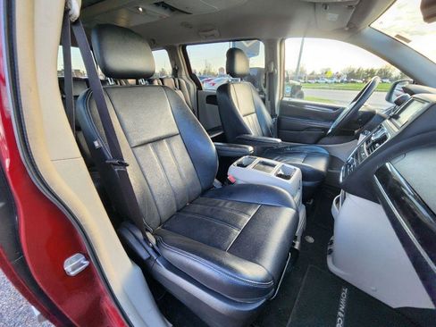 Used 2013 Chrysler Town & Country Touring image 15