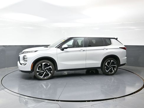 Used 2024 Mitsubishi Outlander SE image 10