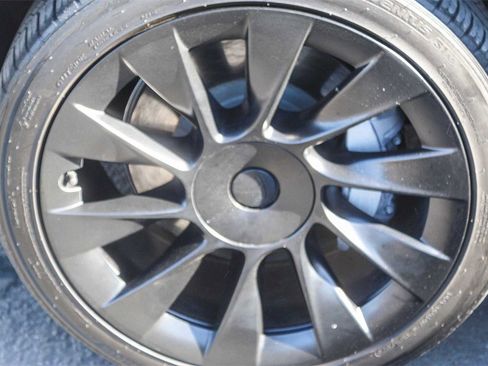 Used 2022 Tesla Model Y Long Range image 10