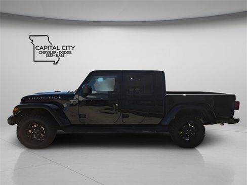 Used 2025 Jeep Gladiator Sport image 4