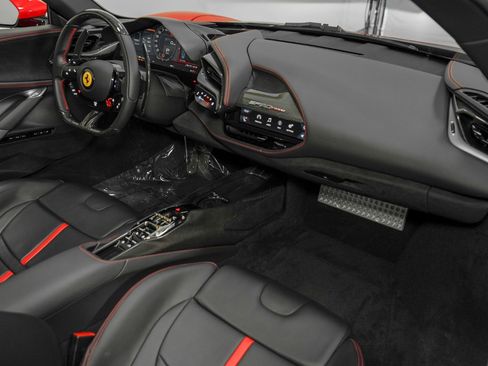 Used 2022 Ferrari SF90 Spider image 32