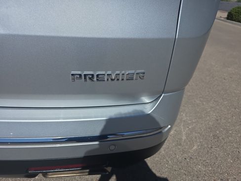 Used 2020 Chevrolet Traverse Premier FWD image 24