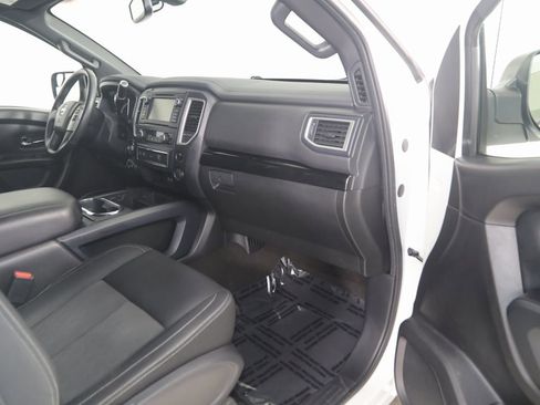 Used 2019 Nissan Titan SV w/ SV Convenience Package image 40