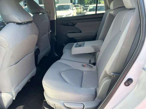 Used 2023 Toyota Highlander LE AWD/4WD image 23