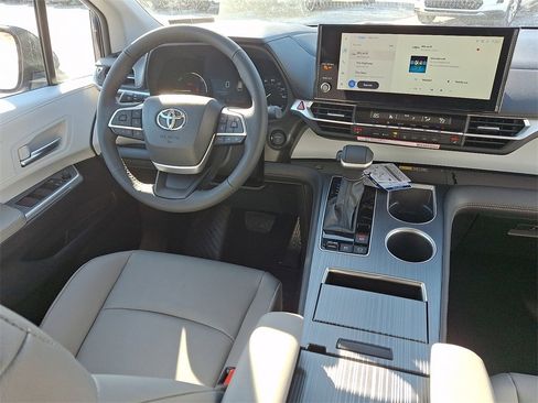 New 2026 Toyota Sienna XLE image 10
