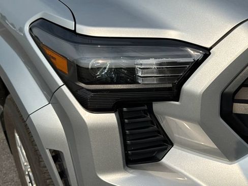 Used 2025 Toyota Tacoma SR5 AWD/4WD image 12