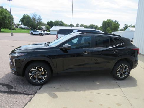 Used 2025 Chevrolet Trax LT FWD image 1