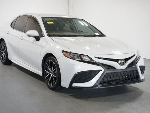 Certified 2023 Toyota Camry SE image 3