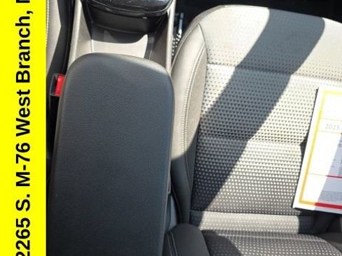 Used 2025 Chevrolet Trax LT FWD image 26