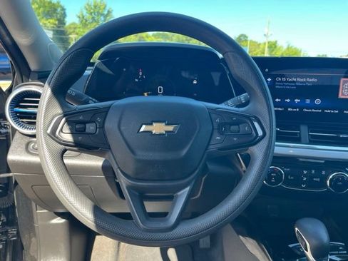 Used 2025 Chevrolet Trax LT FWD image 17
