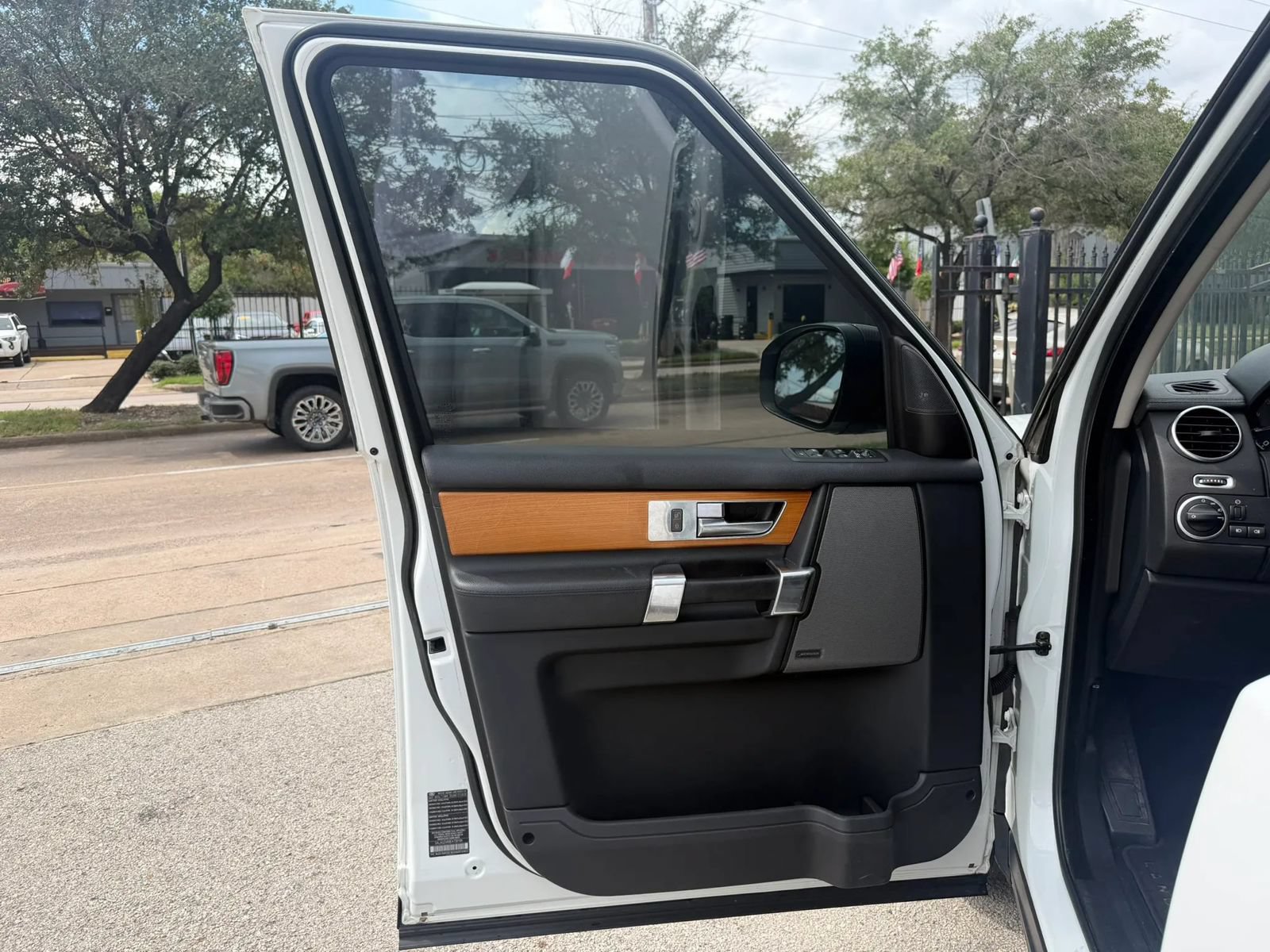 Used 2014 Land Rover LR4 HSE AWD/4WD image 6