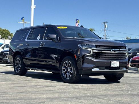 Used 2022 Chevrolet Suburban LT w/ LT Signature Package RWD image 3