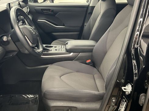 Used 2022 Toyota Highlander LE AWD/4WD image 11