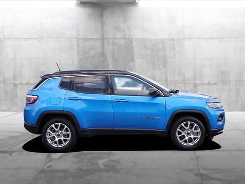 Used 2025 Jeep Compass Limited AWD/4WD image 5