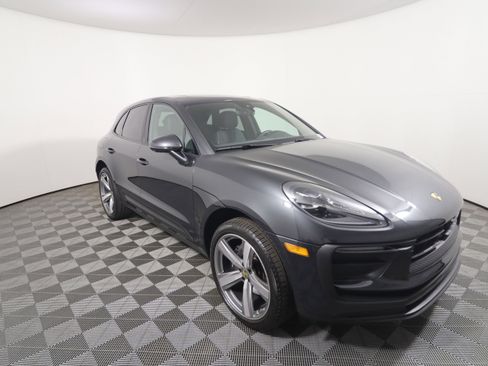 Certified 2025 Porsche Macan image 9
