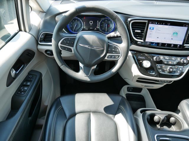 Used 2023 Chrysler Pacifica Touring-L FWD image 8