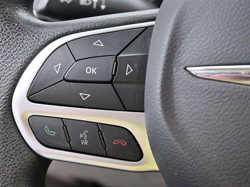 Used 2017 Chrysler Pacifica Touring FWD image 18