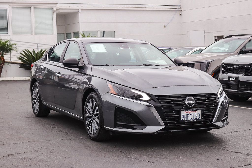 Used 2024 Nissan Altima 2.5 SV FWD image 3