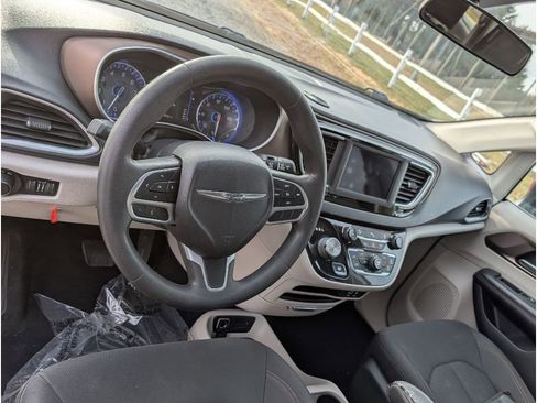 Used 2018 Chrysler Pacifica LX FWD image 18