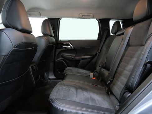 Used 2024 Mitsubishi Outlander SE image 24