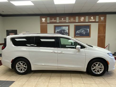 Used 2021 Chrysler Pacifica Touring-L FWD image 2
