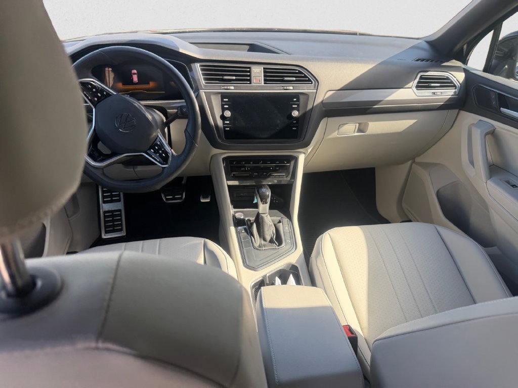 Certified 2024 Volkswagen Tiguan SE R-Line FWD image 11