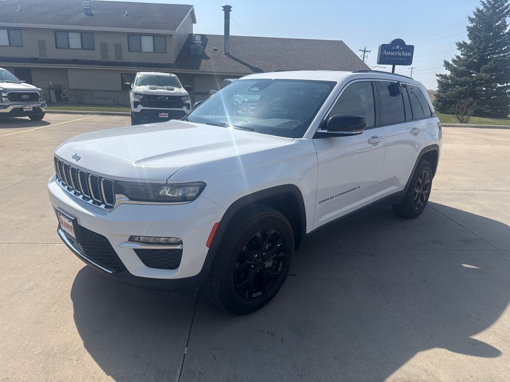 Used 2023 Jeep Grand Cherokee Limited AWD/4WD image 1