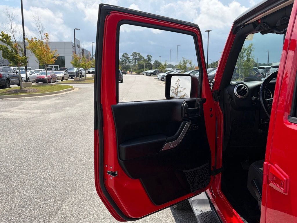 Used 2018 Jeep Wrangler Unlimited Sahara w/ Connectivity Group AWD/4WD image 49