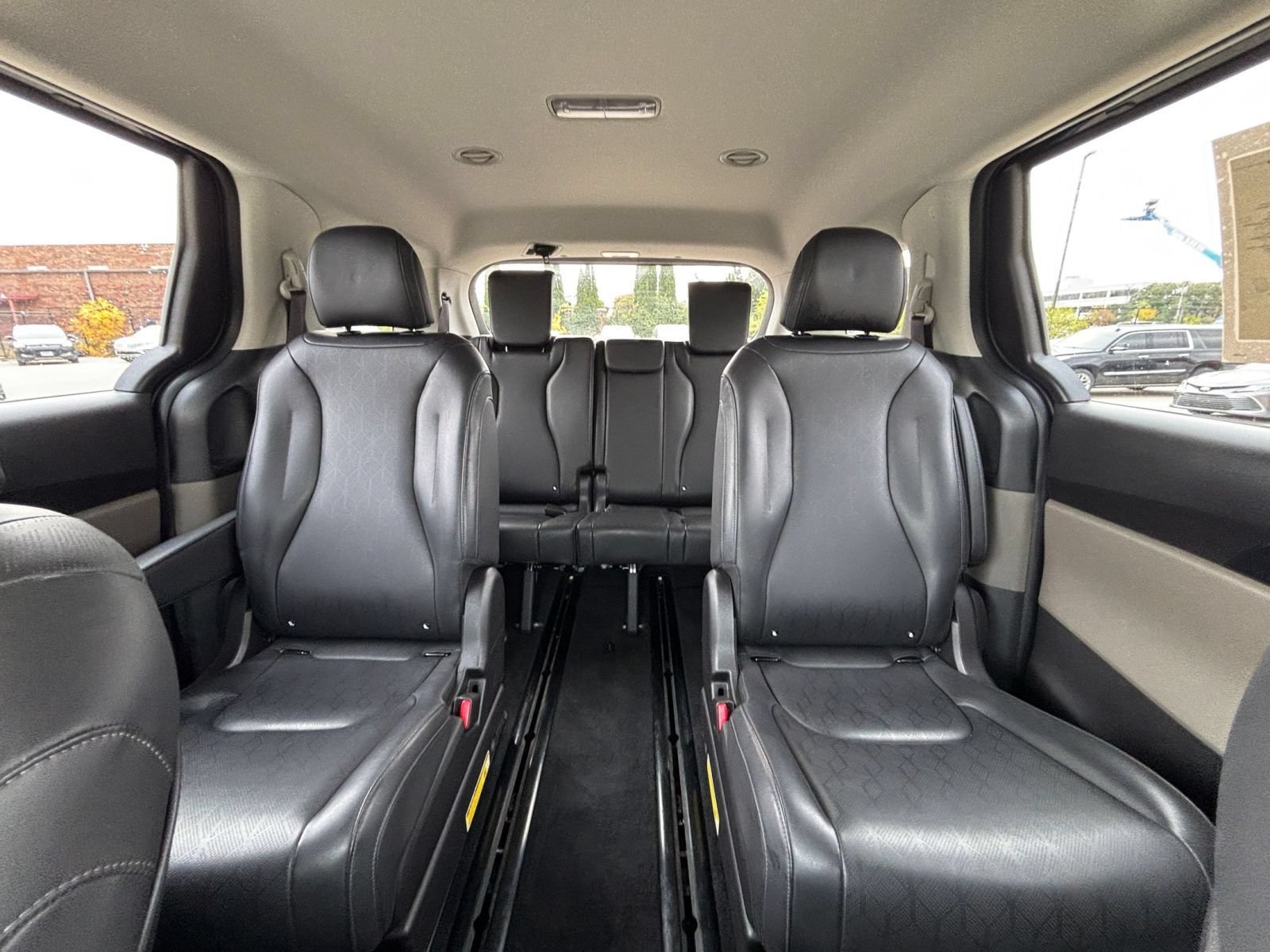 Used 2026 Kia Carnival FWD image 38