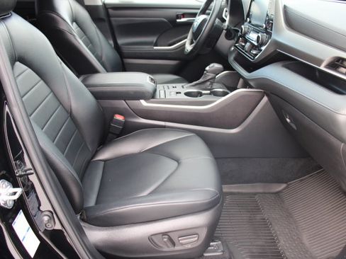 Certified 2022 Toyota Highlander XLE image 22
