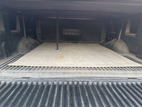 Used 2017 Nissan Titan SV image 27