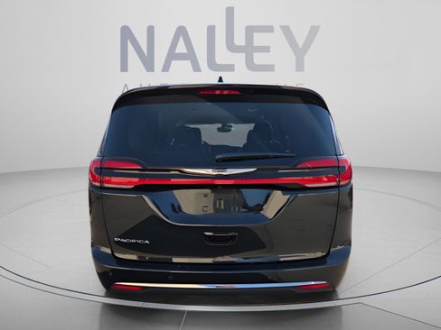 Used 2023 Chrysler Pacifica Touring-L FWD image 4