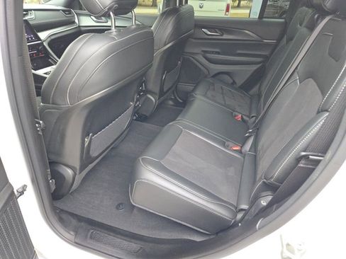 Used 2023 Jeep Grand Cherokee Altitude image 16